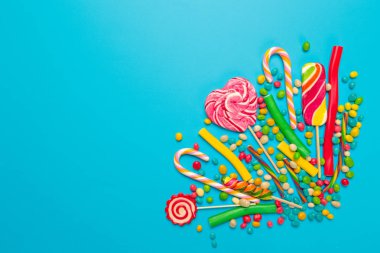 mavi arka plan üzerinde renkli şekerler