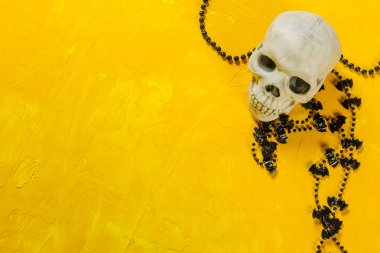 Tablo, ürkütücü arka plan üzerinde Halloween dekorasyon.