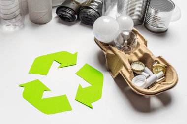 Tablo arka plan üstten görünüm sembolü geri dönüşüm ile eko kavramı