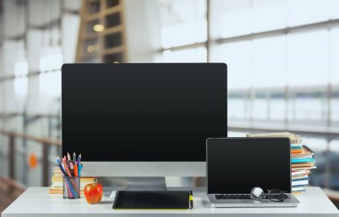 Modern yaratıcı çalışma alanı ile büyük bilgisayar perde ve masa üstünde laptop  