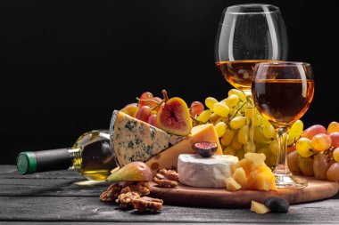 Şarap ve peynir koyu ahşap tablo