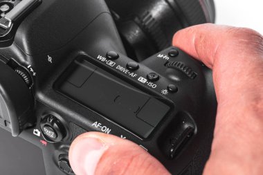 Dijital fotoğraf makinesi kullanarak kişinin closeup görünümü 