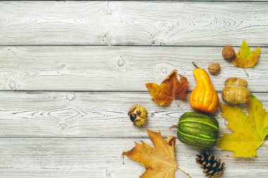 Kabaklar üstten görünüm eski rustik ahşap tablo.