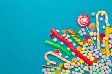 mavi arka plan üzerinde renkli şekerler