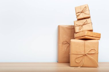 Noel hediye kutuları masaya yakın çekim