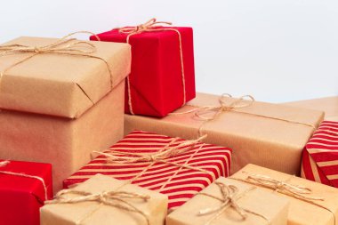 Noel hediye kutuları masaya yakın çekim