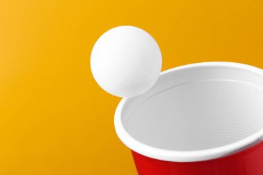 Kolej parti spor - bira pong