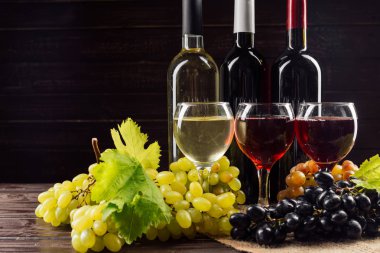 Koyu arka plan üzerinde taze üzüm ve şarap