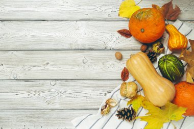 Kabaklar üstten görünüm eski rustik ahşap tablo.