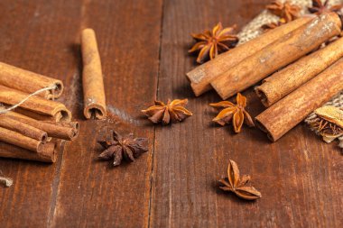 Tarçın ahşap tahta üzerinde yakın çekim.