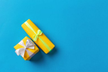 hediye kutuları renkli arka plan üzerinde Kapat