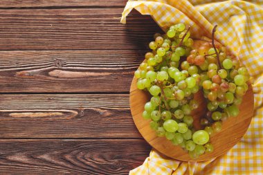 ahşap bir masa üzerinde üzüm kapat