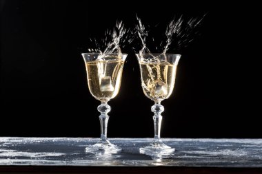 bir bardak şampanya sıçrama ile yakın çekim