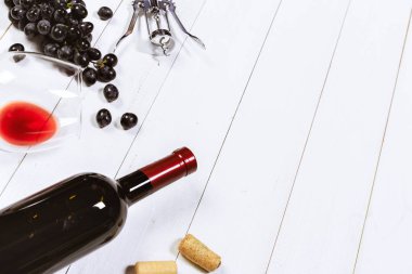 dallar ahşap bir masa üzerinde beyaz üzüm şarap