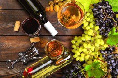 dallar ahşap bir masa üzerinde beyaz üzüm şarap