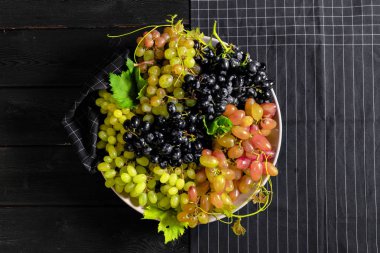 ahşap arka plan üzerinde üzüm yakın çekim