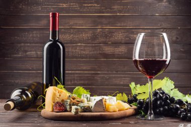 Şarap ve peynir koyu ahşap tablo