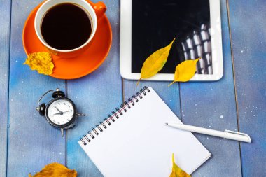 Ahşap masa üzerinde kahve ile modern çalışma alanı