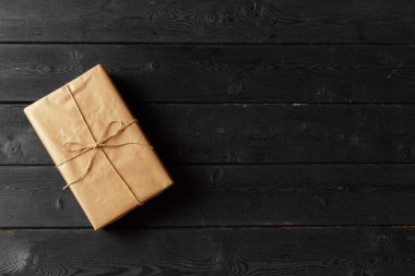 hediye kutusu ahşap arka plan üzerinde Kapat