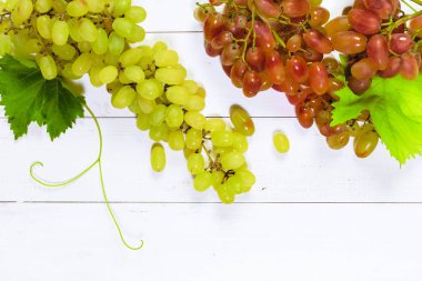 ahşap arka plan üzerinde üzüm yakın çekim