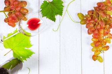 dallar ahşap bir masa üzerinde beyaz üzüm şarap