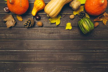 Kabaklar üstten görünüm eski rustik ahşap tablo.