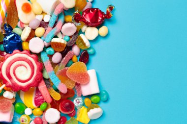 mavi arka plan üzerinde renkli şekerler