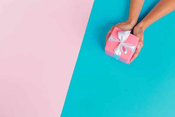 Mujer Sosteniendo Caja Regalo Sobre Fondo Color —  Fotos de Stock