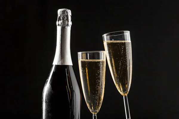 Close Van Glazen Champagne Met Fles — Stockfoto