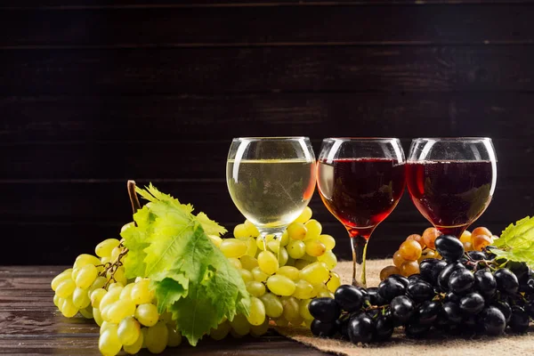 Bicchieri Vino Grappolo Uva Sul Tavolo Legno — Foto Stock