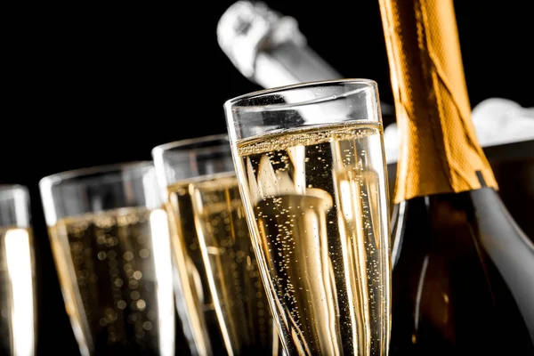 Close Van Glazen Champagne Met Flessen — Stockfoto