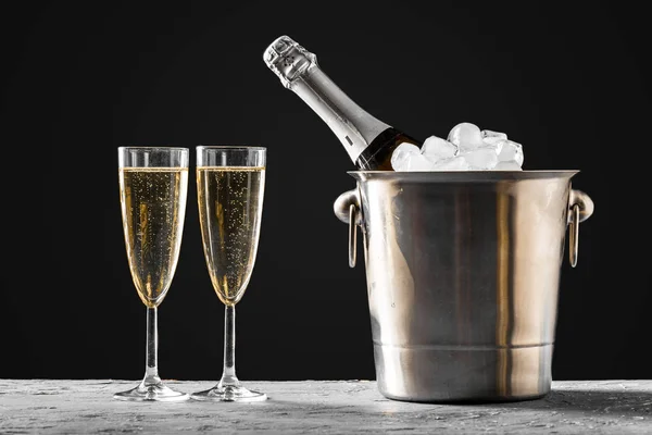 Verres Champagne Avec Une Bouteille Champagne Dans Seau — Photo