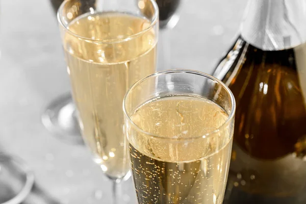 Close Van Glazen Champagne Met Fles — Stockfoto