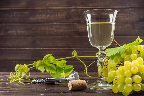Bicchiere Vino Grappolo Uva Sul Tavolo Legno — Foto Stock