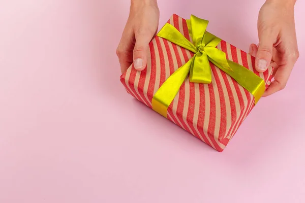 Mujer Sosteniendo Caja Regalo Sobre Fondo Color —  Fotos de Stock