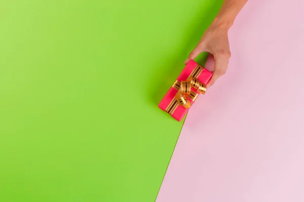 Mujer Sosteniendo Caja Regalo Sobre Fondo Color — Foto de Stock