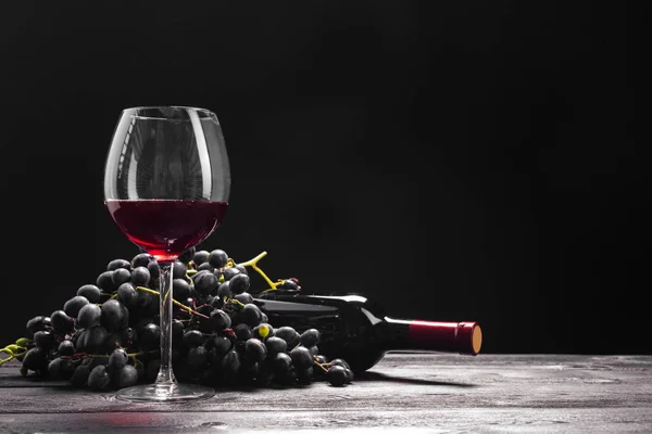 와인과 어두운 배경에 신선한 — 스톡 사진