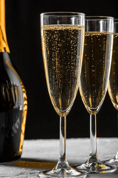 Primo Piano Occhiali Champagne Con Bottiglia — Foto Stock