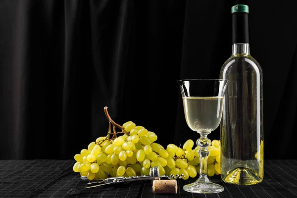 Vino Uvas Frescas Sobre Fondo Oscuro — Foto de Stock