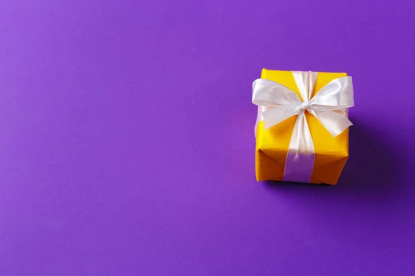 Primer Plano Caja Regalo Sobre Fondo Colorido — Foto de Stock