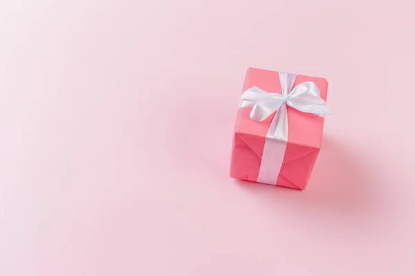 Primo Piano Della Confezione Regalo Sfondo Colorato — Foto Stock