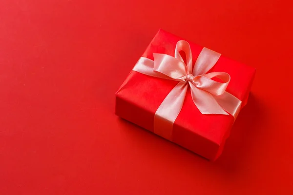 Primo Piano Della Confezione Regalo Sfondo Colorato — Foto Stock