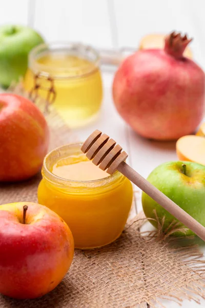 Äpple Och Honung Traditionell Mat Judiska Nyåret Rosh Hashana — Stockfoto