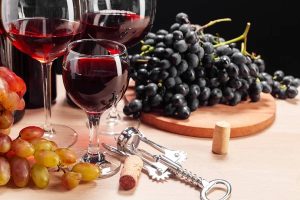 Vinho Uvas Frescas Sobre Fundo Escuro — Fotografia de Stock