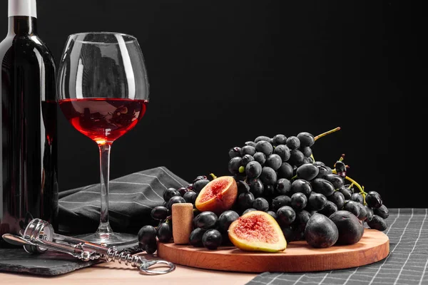 Vinho Uvas Frescas Sobre Fundo Escuro — Fotografia de Stock