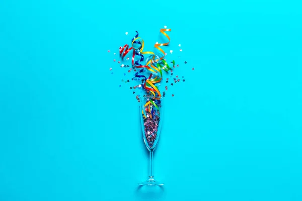 Plat Leggen Van Champagne Glas Met Kleurrijke Partij Wimpels — Stockfoto