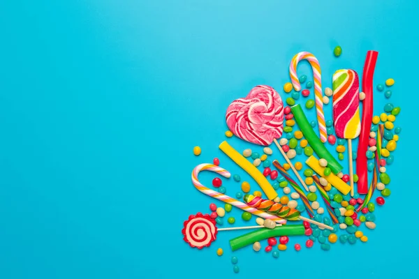 mavi arka plan üzerinde renkli şekerler