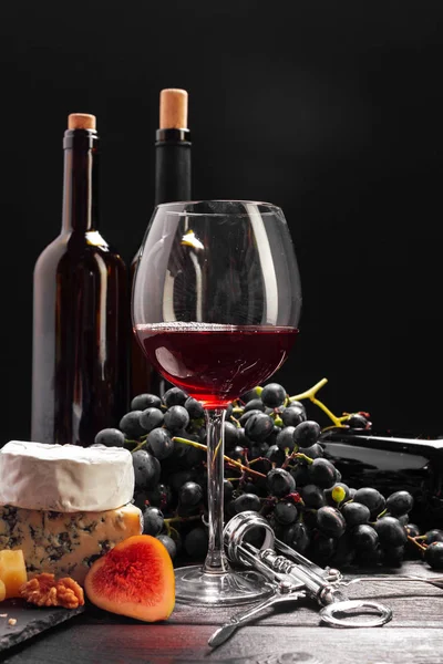 Vinho Queijo Mesa Madeira Escura — Fotografia de Stock