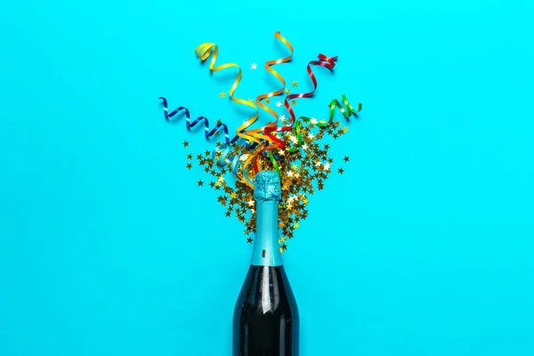 Champagnefles Met Kleurrijke Partij Wimpels — Stockfoto