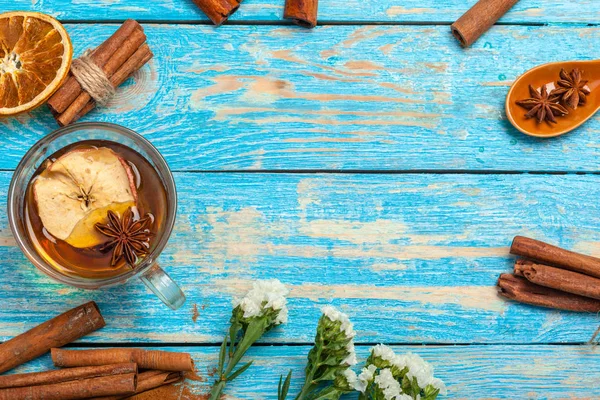 Close Copo Com Chá Canela Quente Aromático Mesa Madeira — Fotografia de Stock